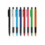 Esferográfica com corpo triangular e escrita em azul